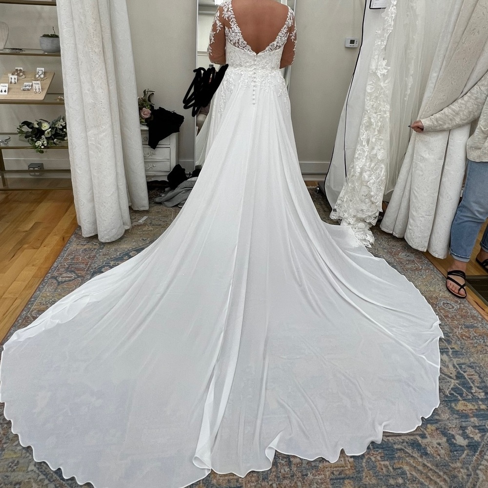 Wedding dress - Picture 2 of 3